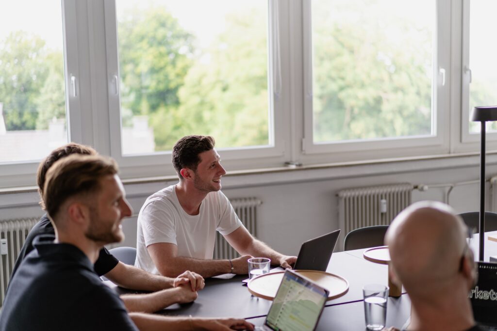 Geschäftsführer und Team am Esstisch
