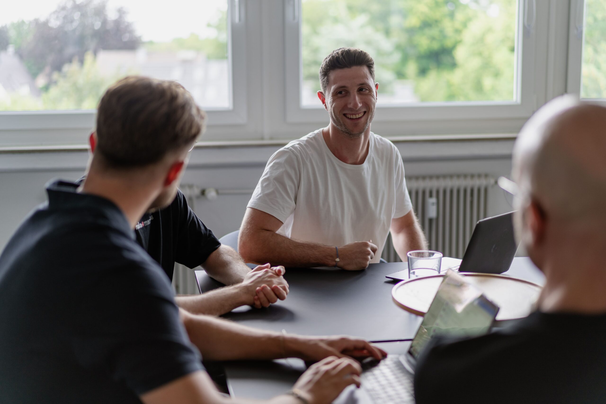 Team lacht im Büro