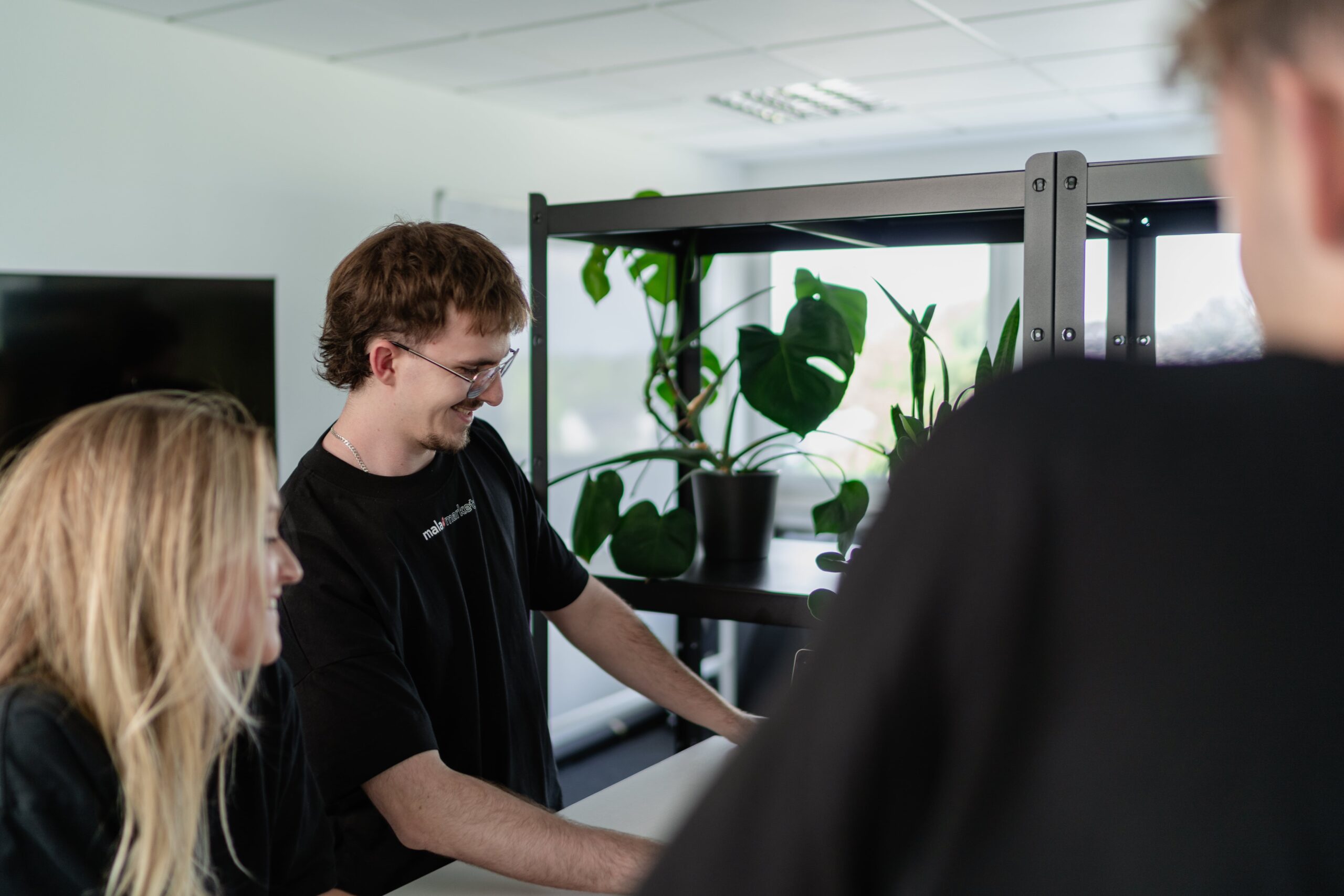 Personen lachen und arbeiten gemeinsam im Büro