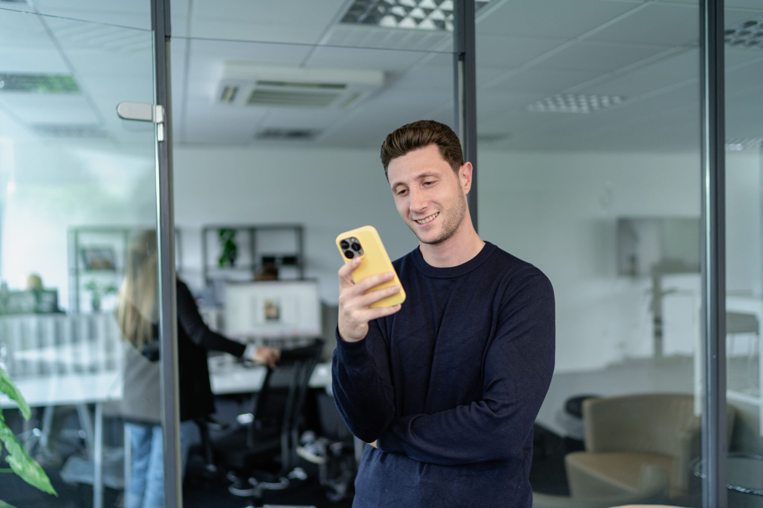 Geschäftsführer am Handy im Büro