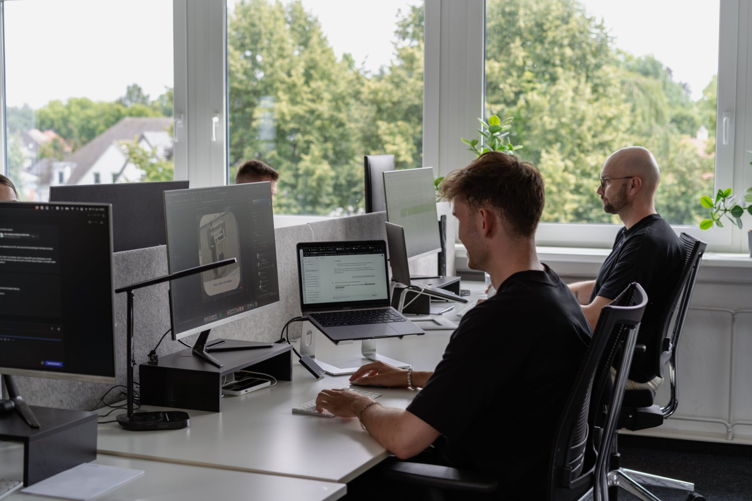 Mitarbeiter am PC und bearbeiten Kundendaten