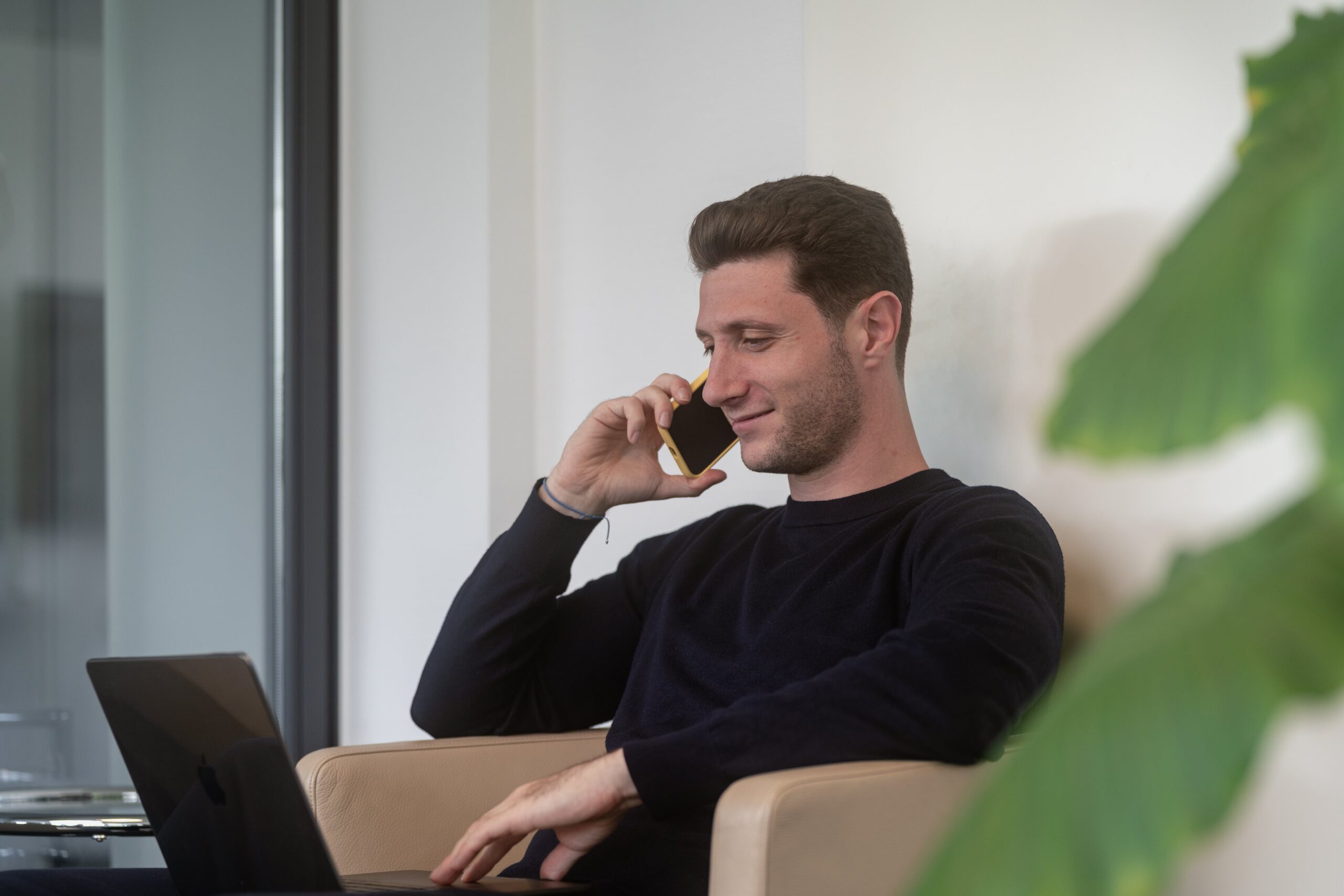 Geschäftsführer mala markets am Telefon und PC