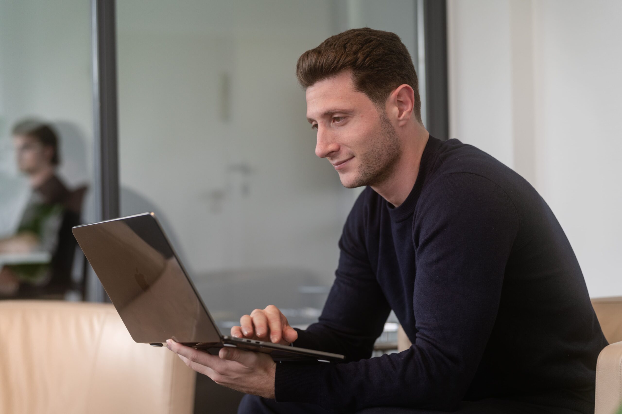 Matteo Giazzi, Gründer und CEO mala markets, beim Kaufland Onboarding am Laptop